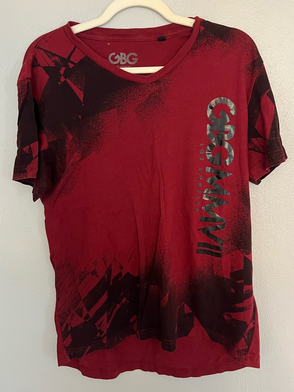 CBG Los Angeles Red Black Graphic V-Neck Athletic Tee Size Medium